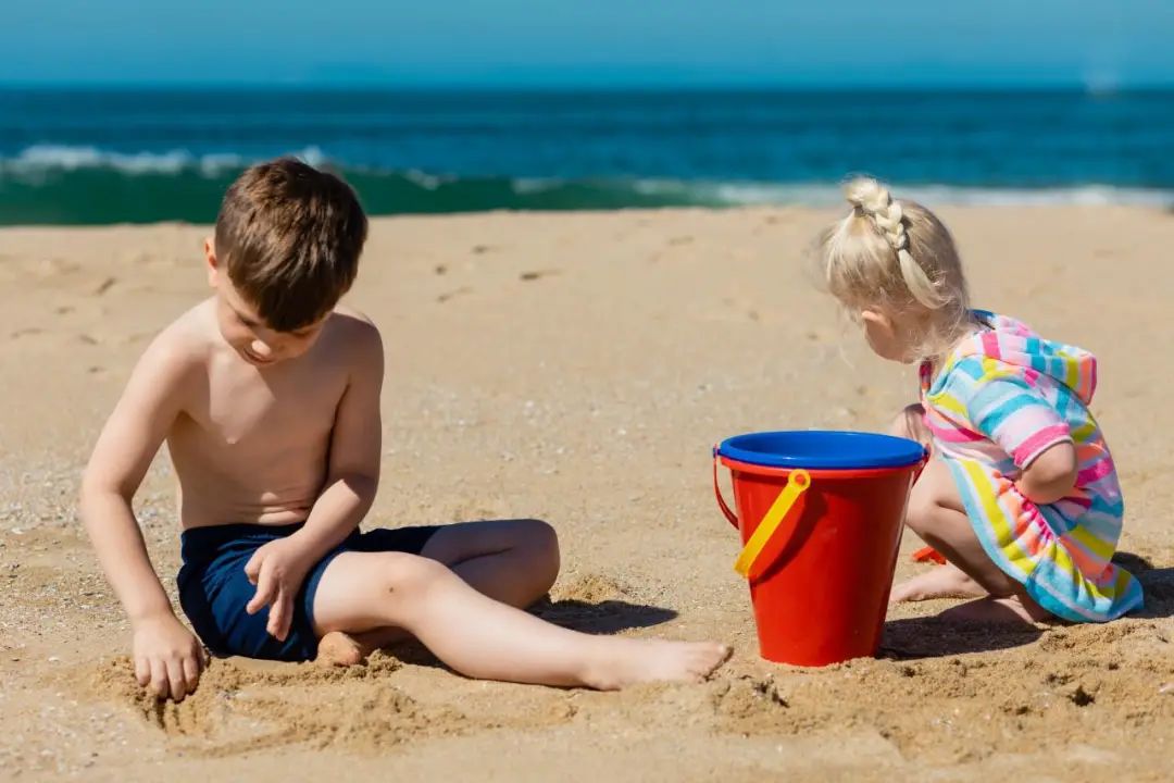 夏天天氣過(guò)熱，孩子最好別戶外活動(dòng)！因?yàn)轱L(fēng)險(xiǎn)高